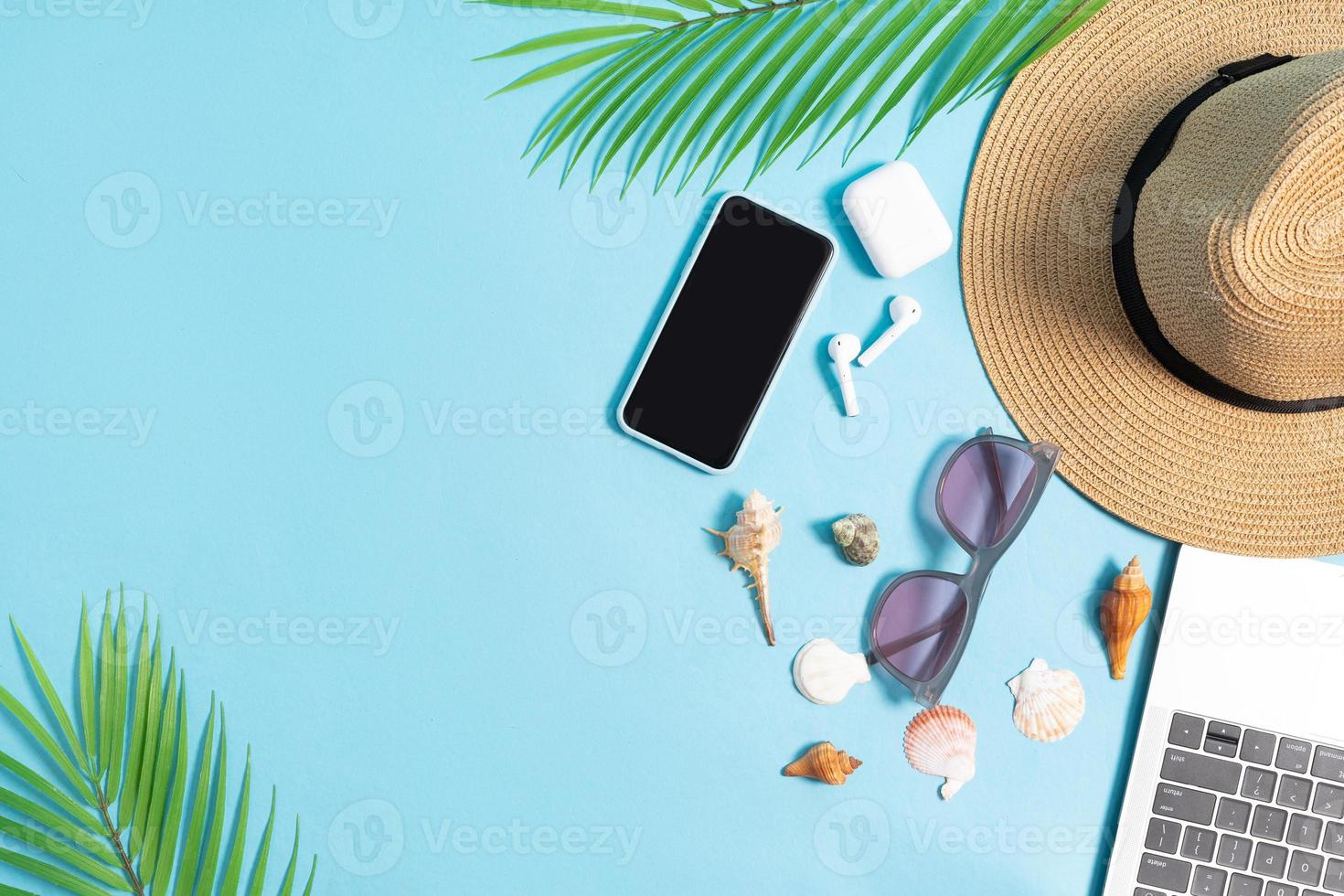 foto vista dall'alto di accessori da spiaggia su sfondo blu