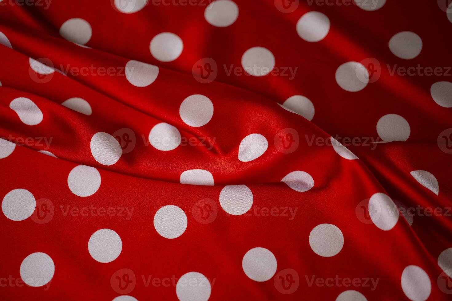 rosso seta tessuto con grande bianca polka punti. polka punto sfondo. foto