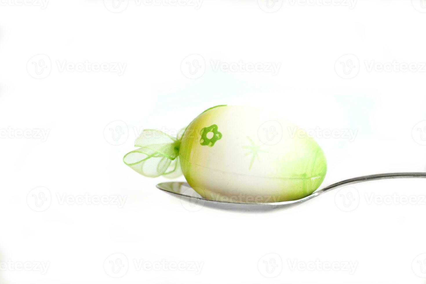 Pasqua uovo tenuto su il posate su un' bianca sfondo foto