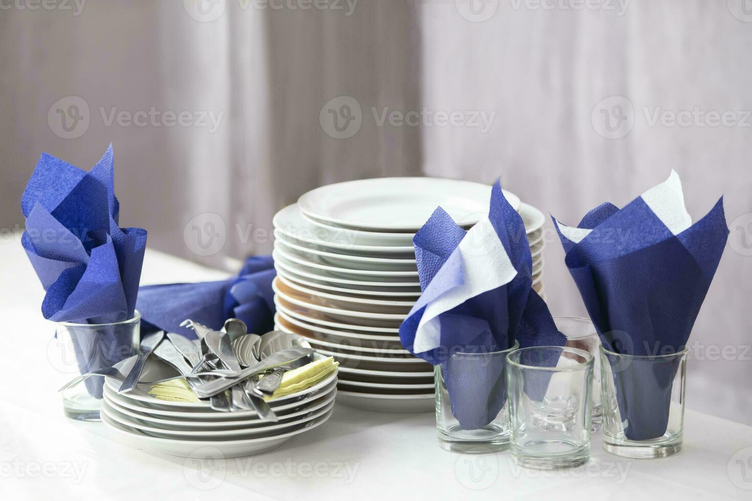 un' pila di vuoto piatti e tovaglioli nel un' ristorante su un' tavolo. foto