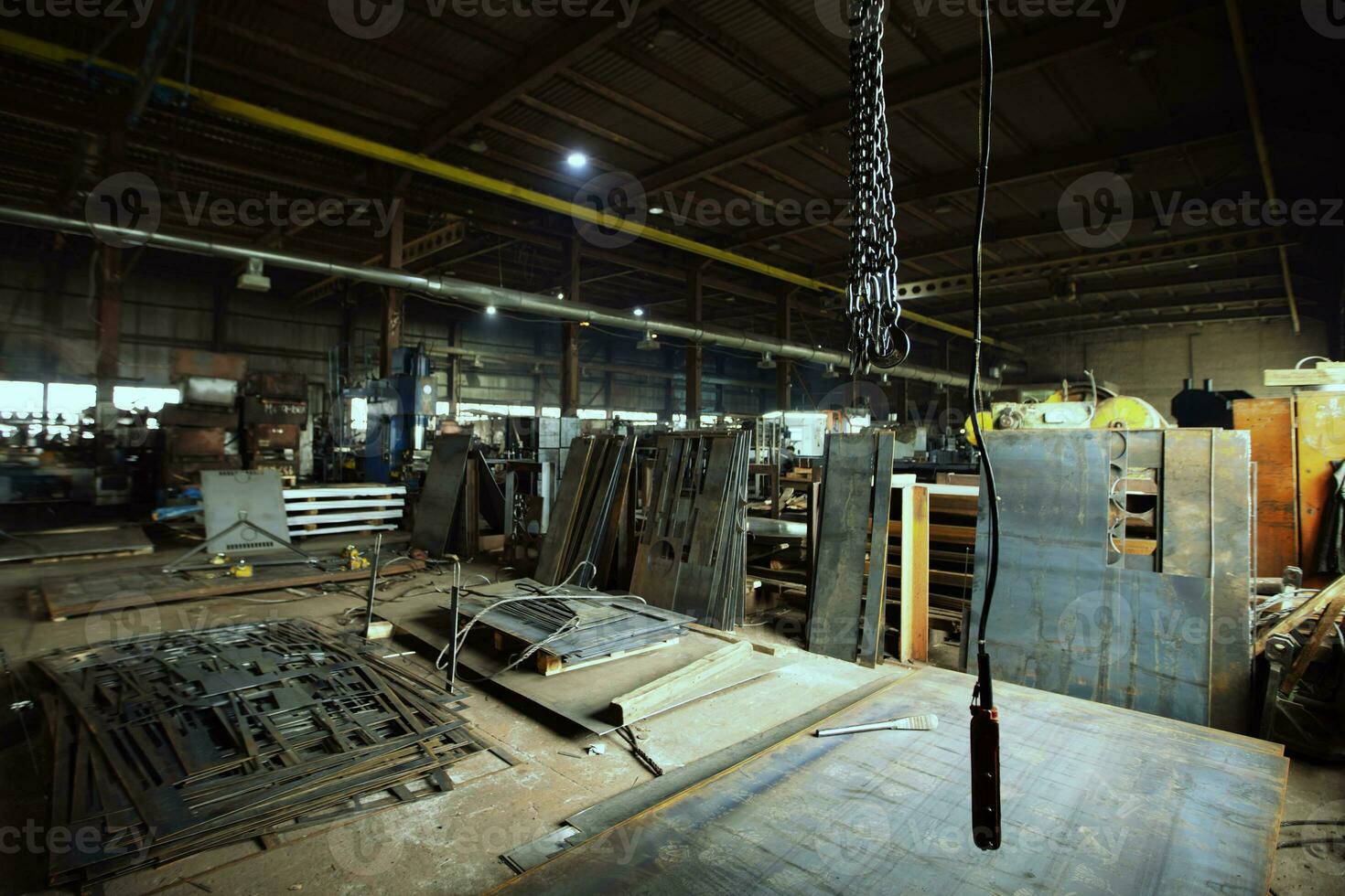 metallo lenzuola di acciaio nel il laboratorio di un' lavorazione dei metalli pianta. foto