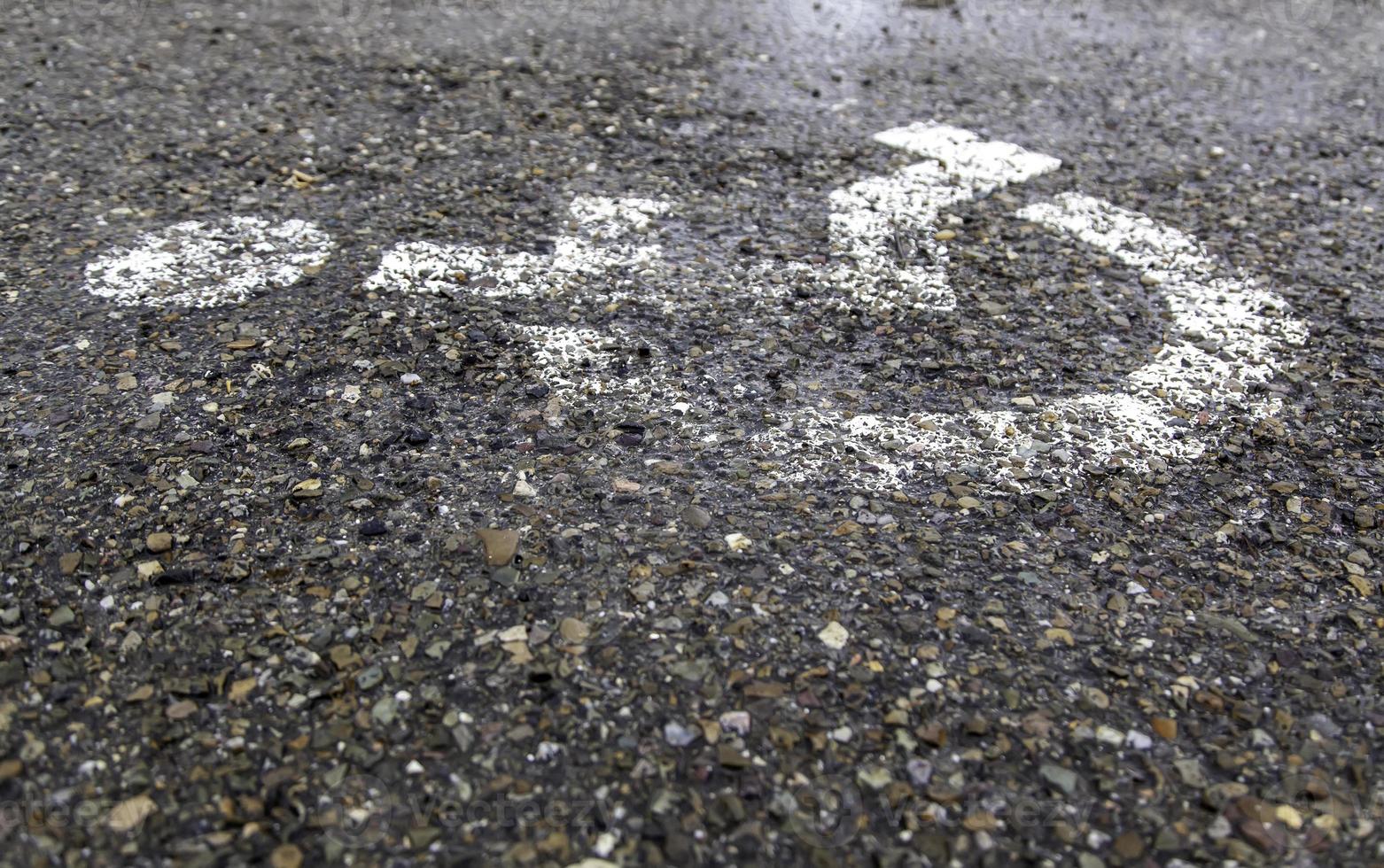 cartello per disabili sull'asfalto foto