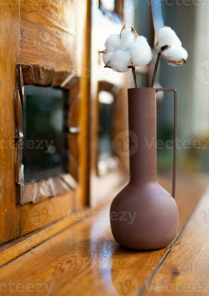 bellissimo vaso con cotone fiori su il tavolo. foto