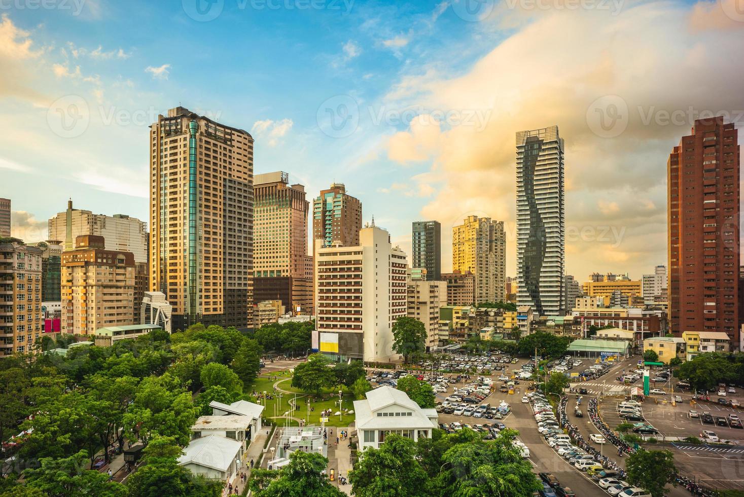 skyline di taichung, taiwan al tramonto foto