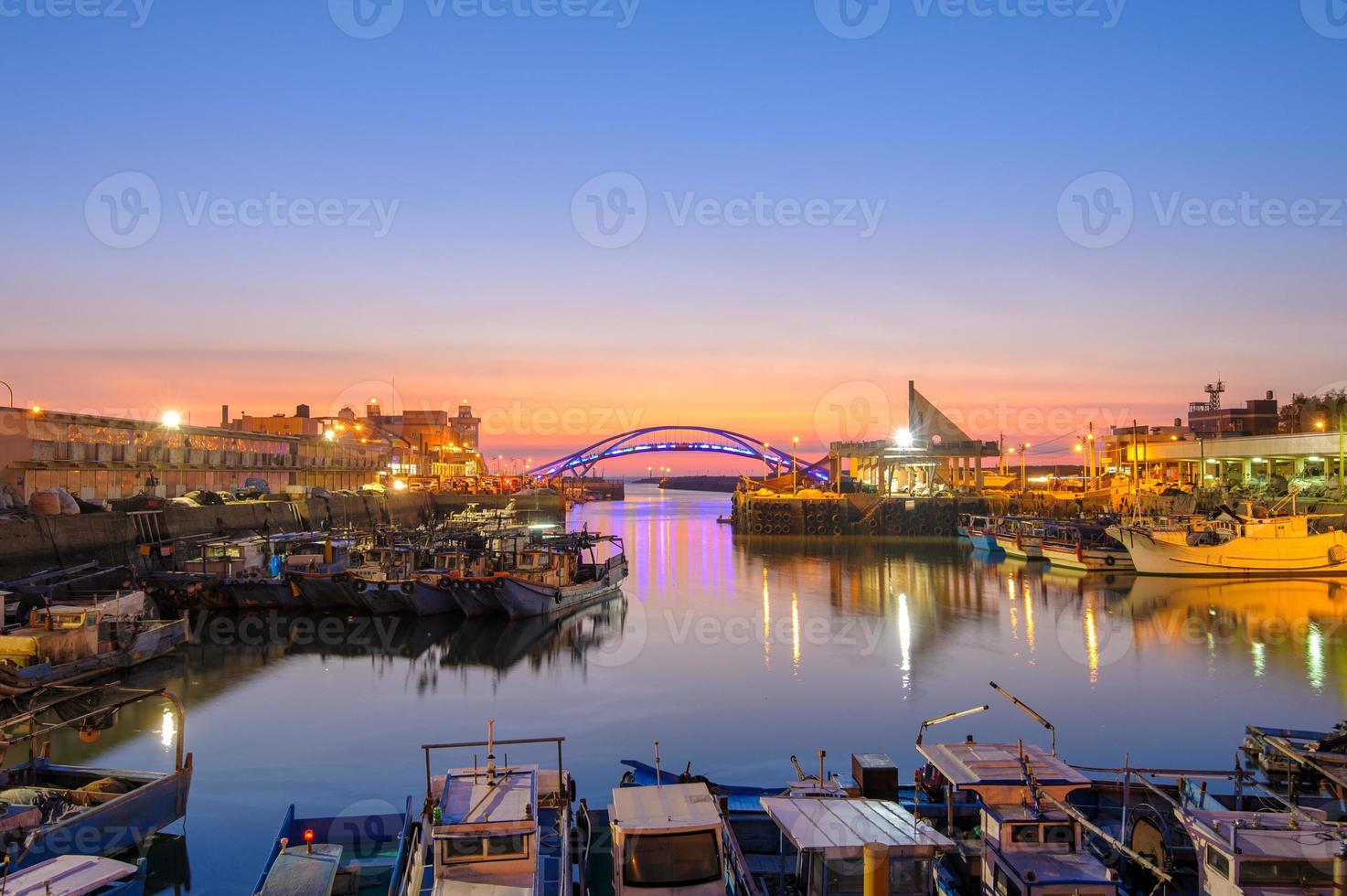 scena notturna di un ponte a taoyuan, taiwan foto