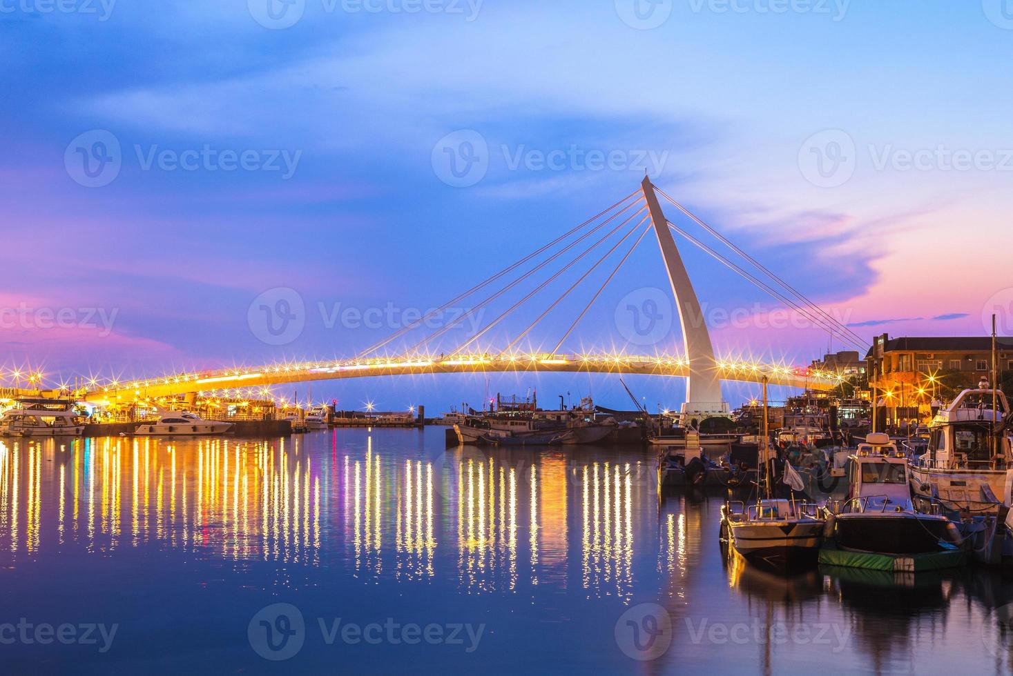 il ponte degli innamorati al molo dei pescatori, taipei, taiwan foto