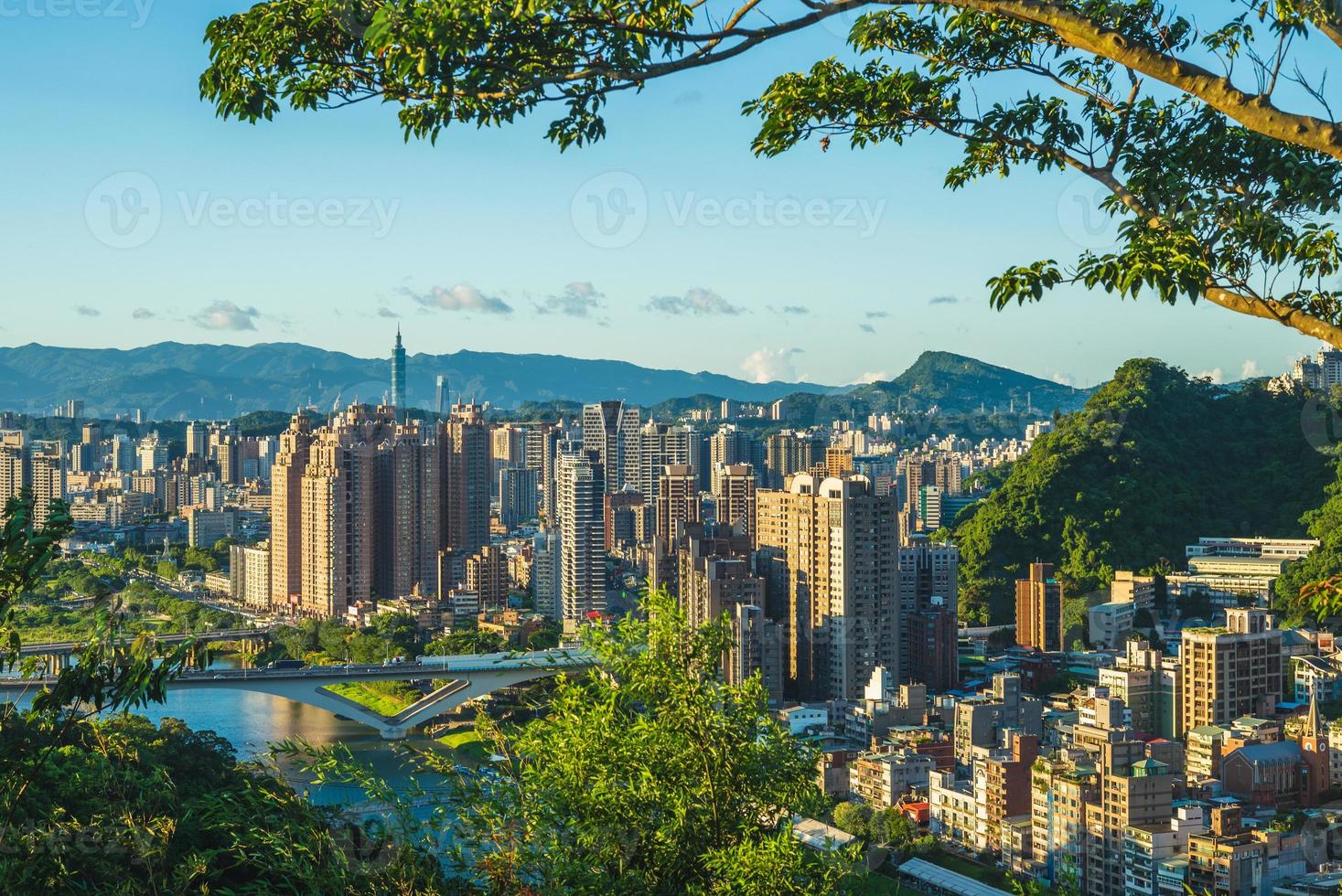 skyline del distretto xindian della nuova città di taipei, taiwan foto