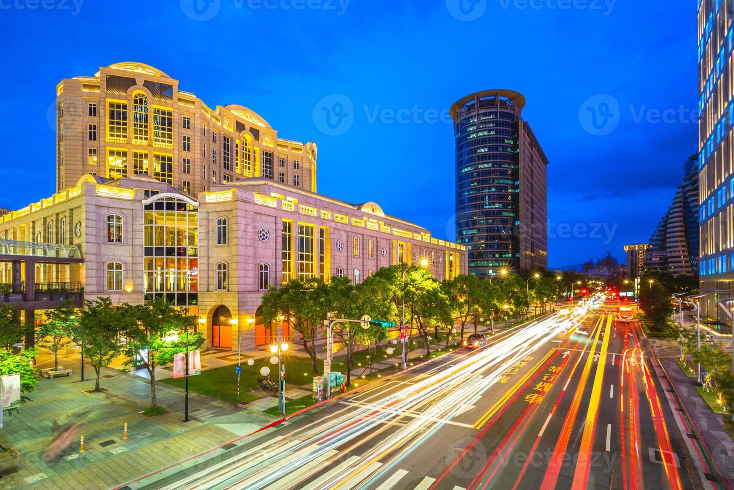 vista notturna di taipei, taiwan foto