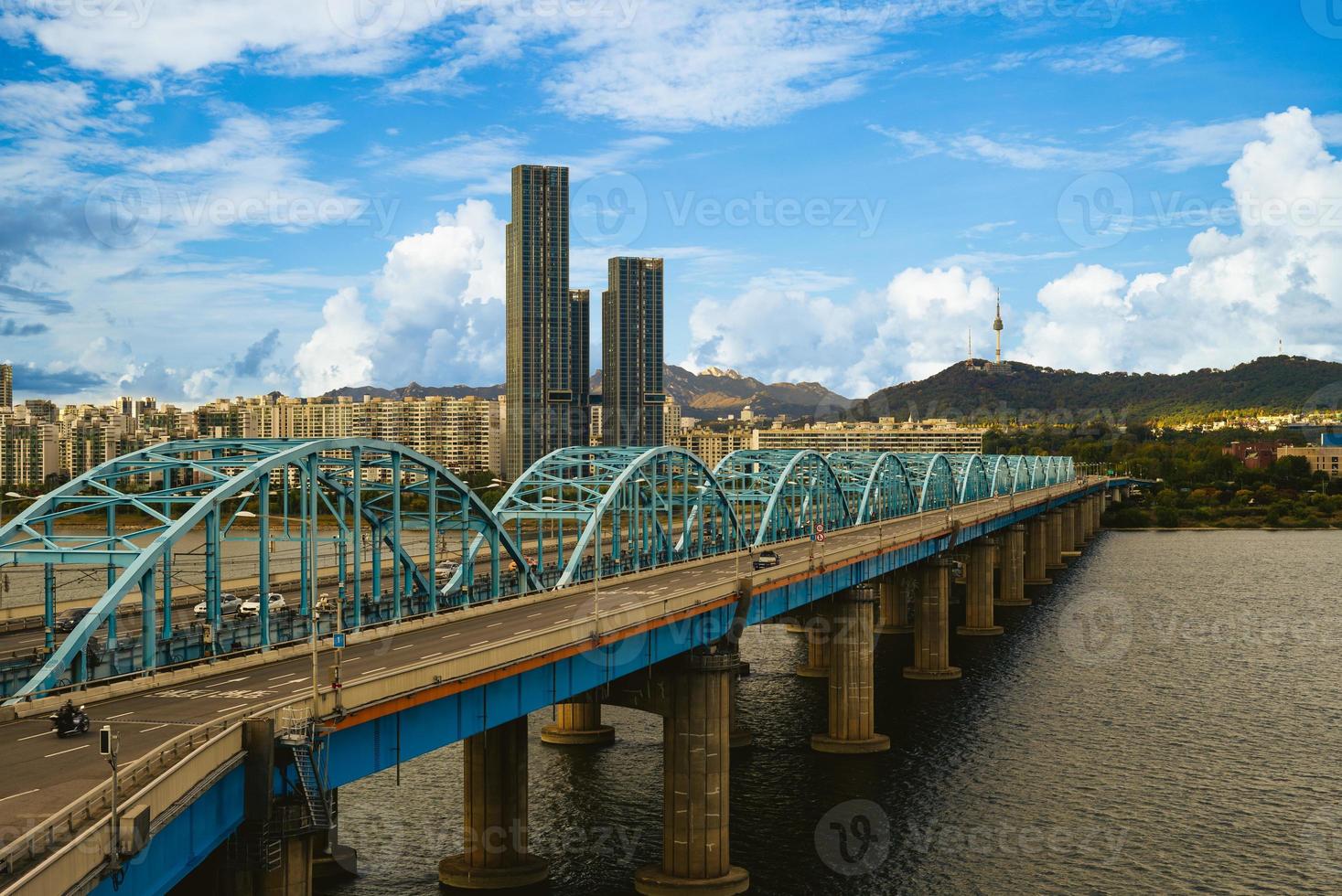 seoul tower e dongjak bridge sul fiume han a seoul, corea del sud foto