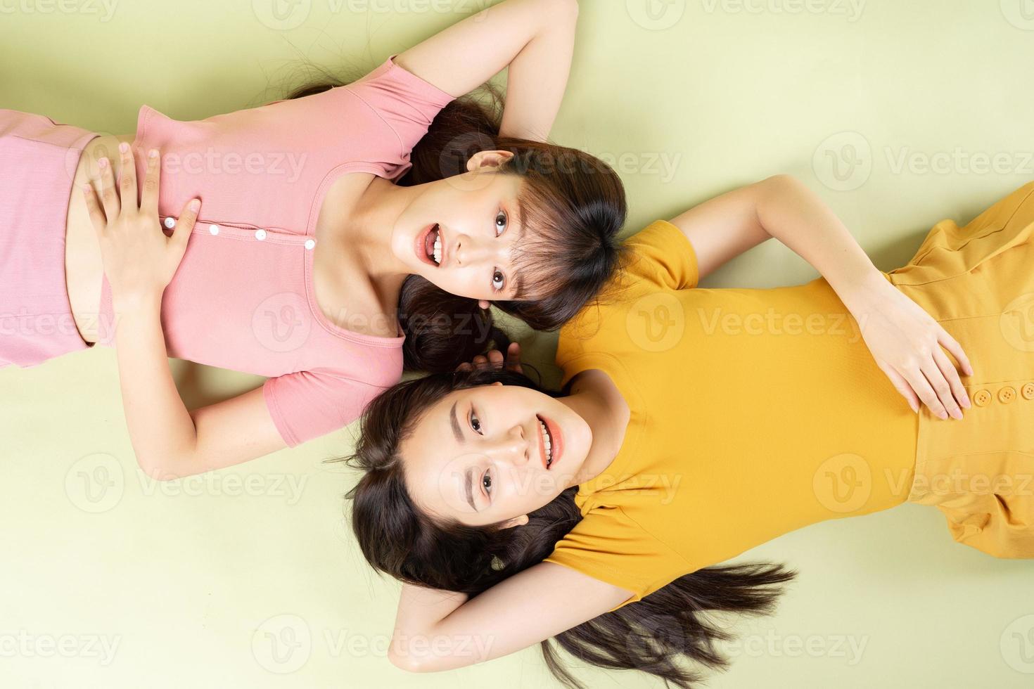 ritratto di due belle ragazze asiatiche foto