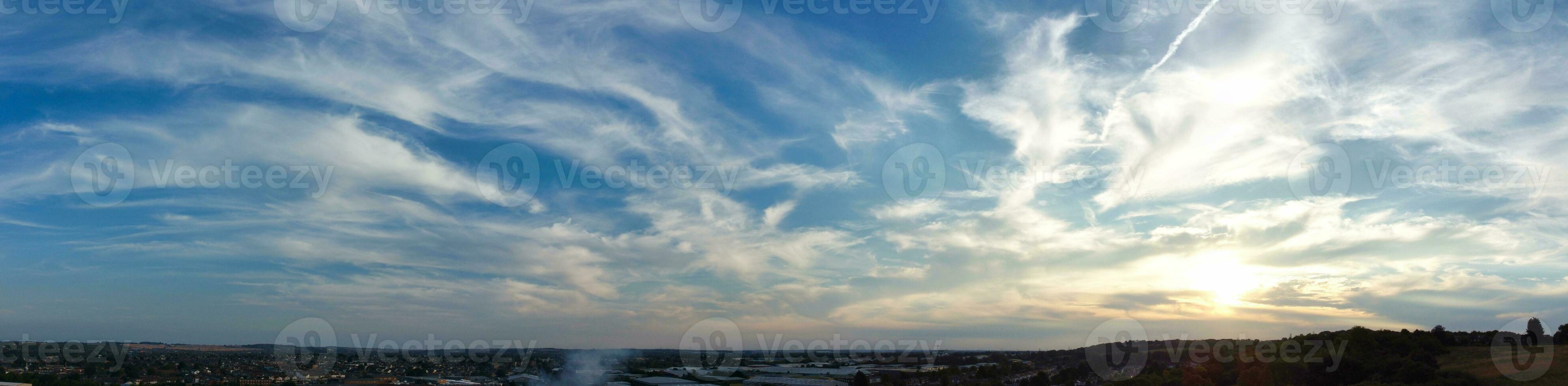 maggior parte bellissimo panoramico Visualizza di cielo e drammatico nuvole al di sopra di luton città di Inghilterra UK durante tramonto. il bellissima Immagine era catturato su sep 7°, 2023. foto