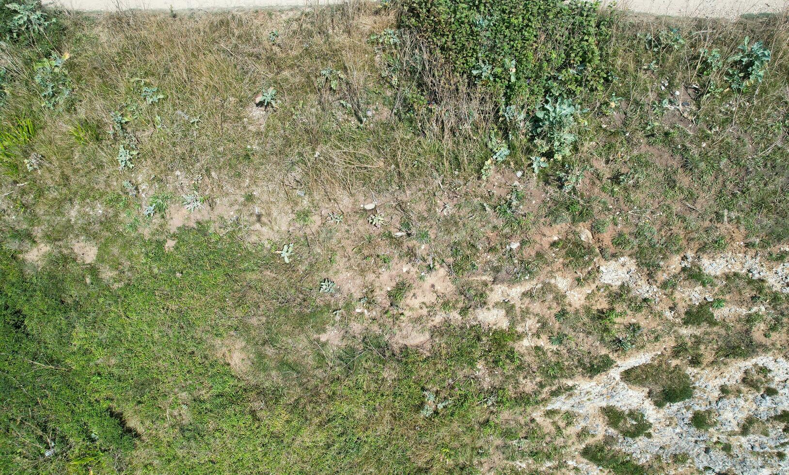 alto angolo Visualizza di persone siamo si avvicina per durdle porta spiaggia quale è maggior parte famoso turista attrazione posto attraverso a piedi distanza al di sopra di paesaggio e colline. catturato su settembre 9, 2023 foto