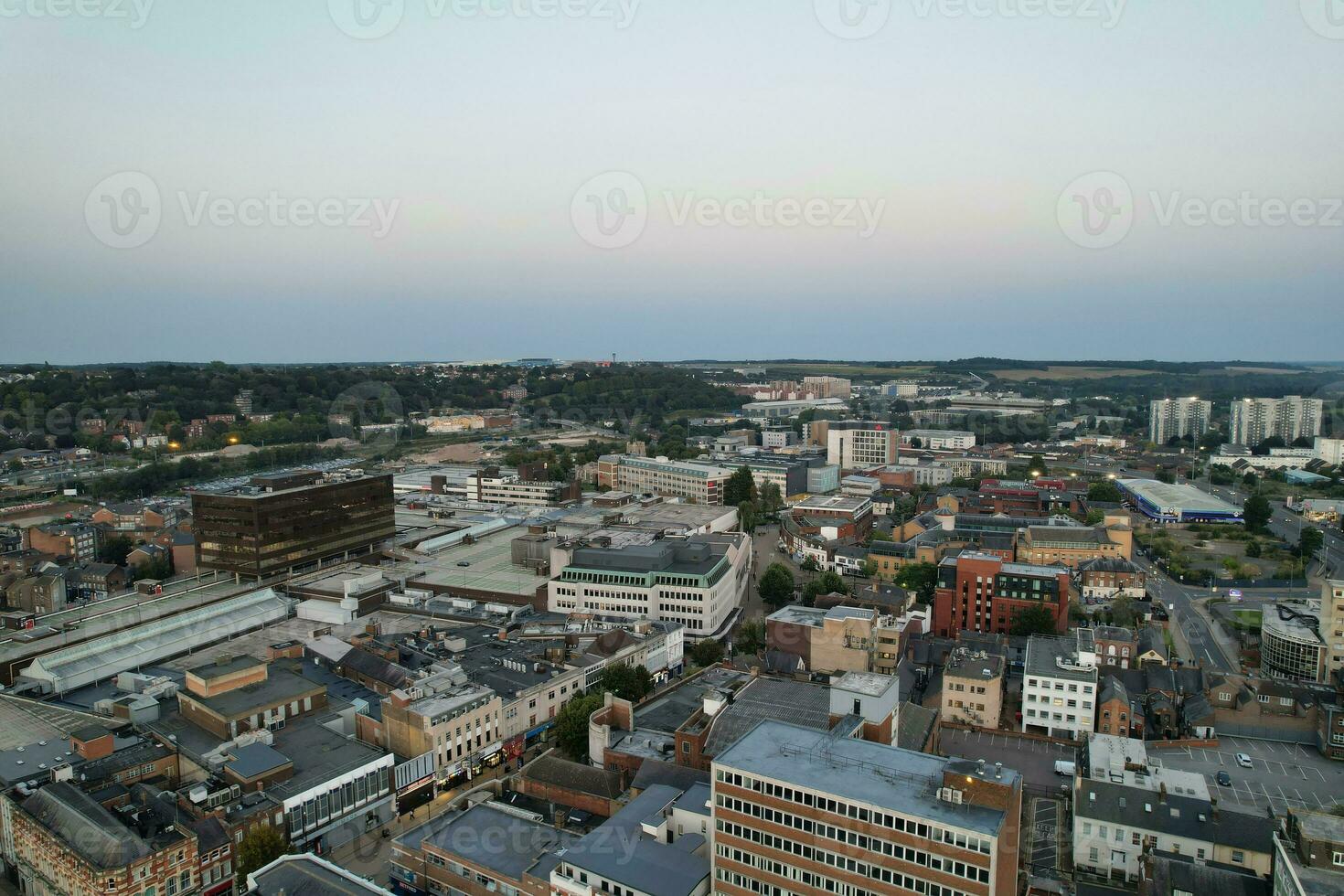 aereo Visualizza di illuminato centro edifici, strade e centrale luton città di Inghilterra UK a inizio di chiaro tempo metereologico notte di settembre 5°, 2023 foto