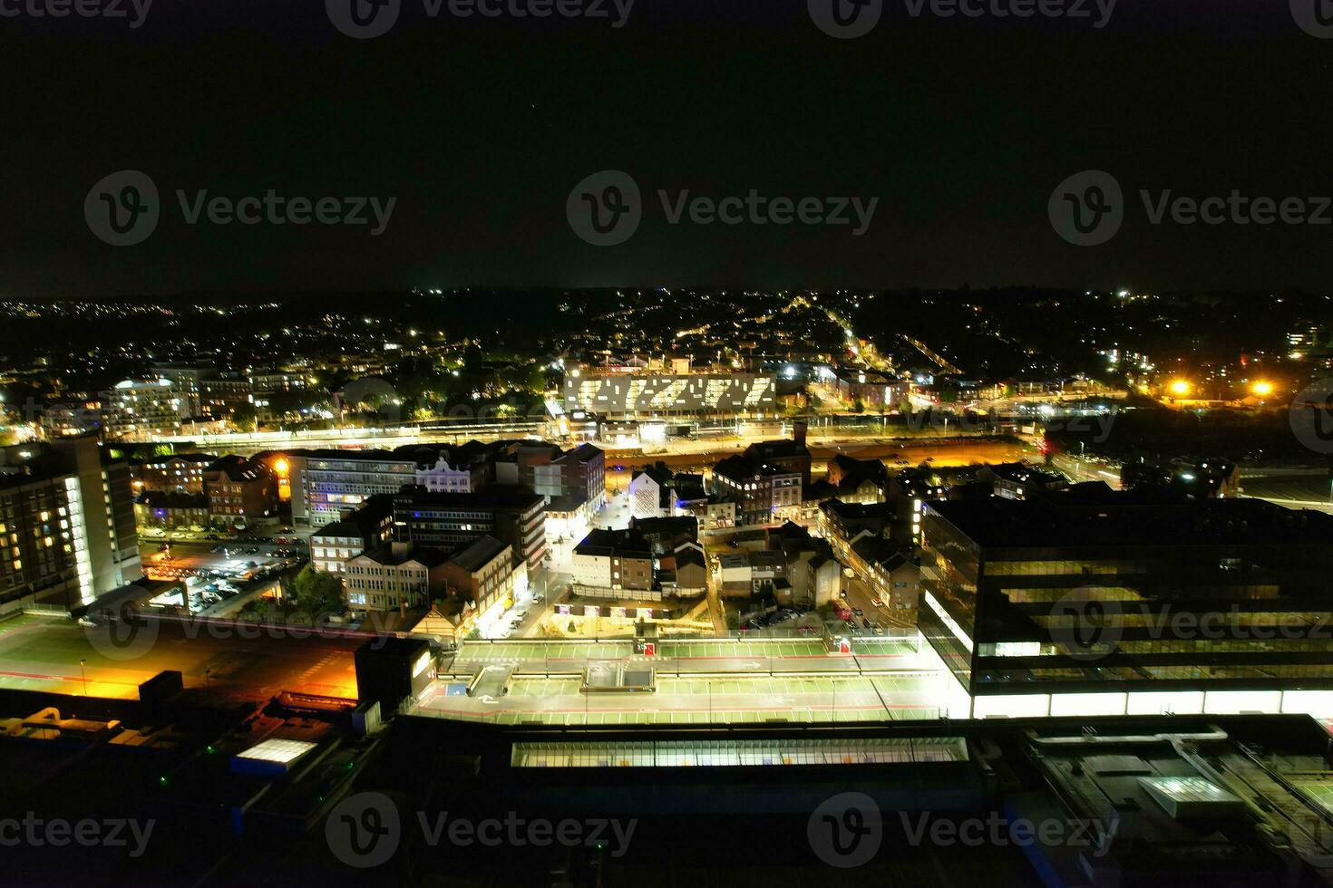 aereo Visualizza di illuminato centro edifici, strade e centrale luton città di Inghilterra UK a inizio di chiaro tempo metereologico notte di settembre 5°, 2023 foto