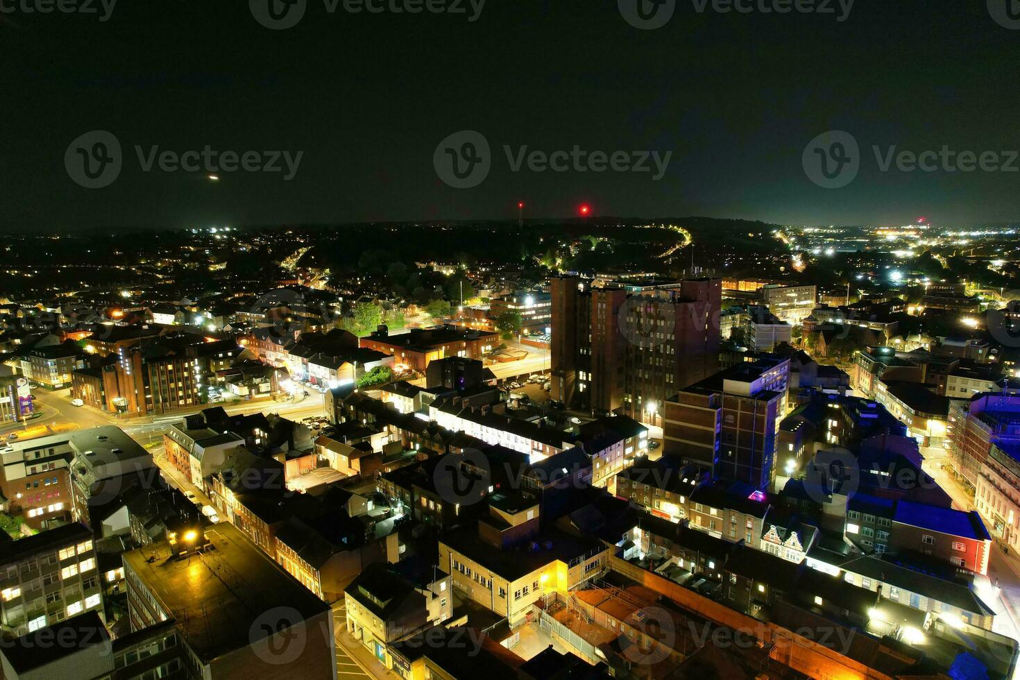 aereo Visualizza di illuminato centro edifici, strade e centrale luton città di Inghilterra UK a inizio di chiaro tempo metereologico notte di settembre 5°, 2023 foto