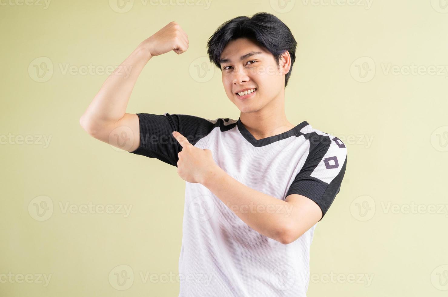 l'uomo asiatico sta mostrando i suoi muscoli foto