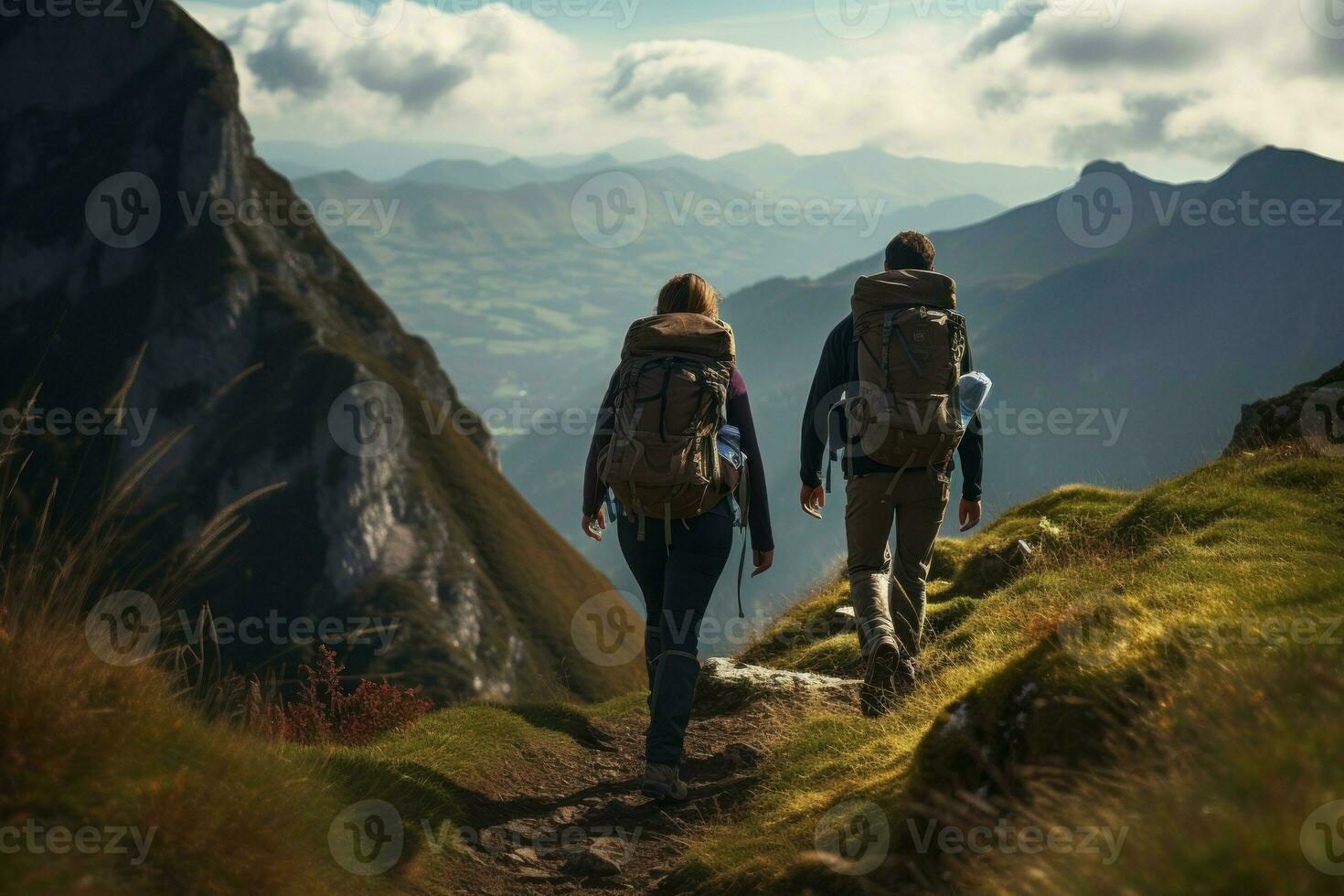 backpackers a partire dal il Indietro, in viaggio attraverso pittoresco altopiani. creare ai foto