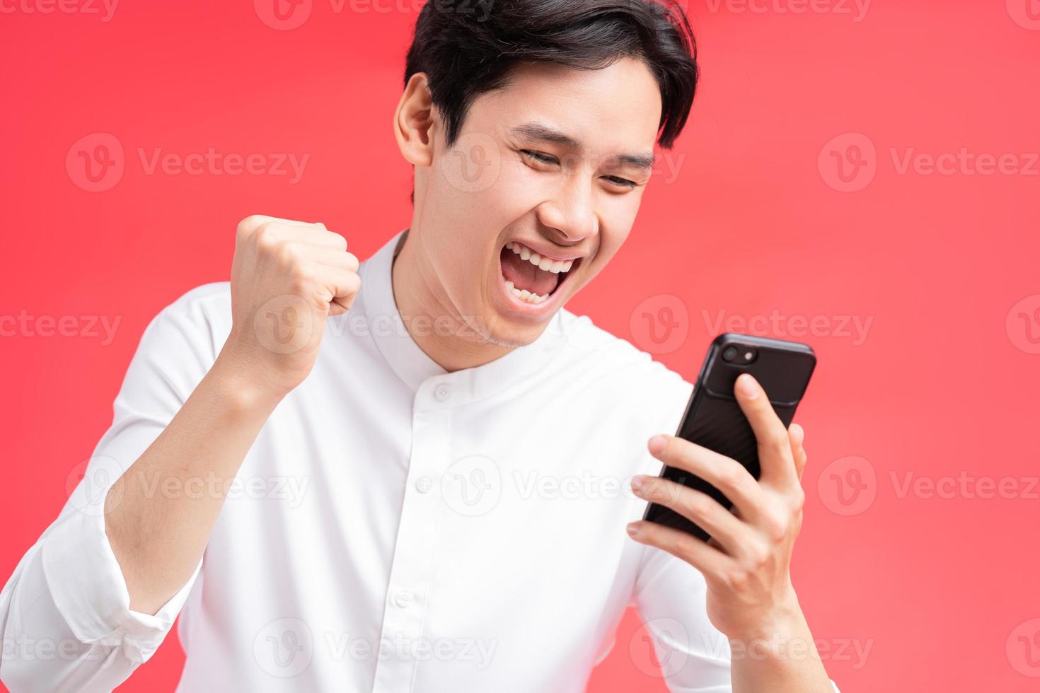 una foto dell'uomo che celebra la sua vittoria quando ha ricevuto un messaggio di testo sul cellulare