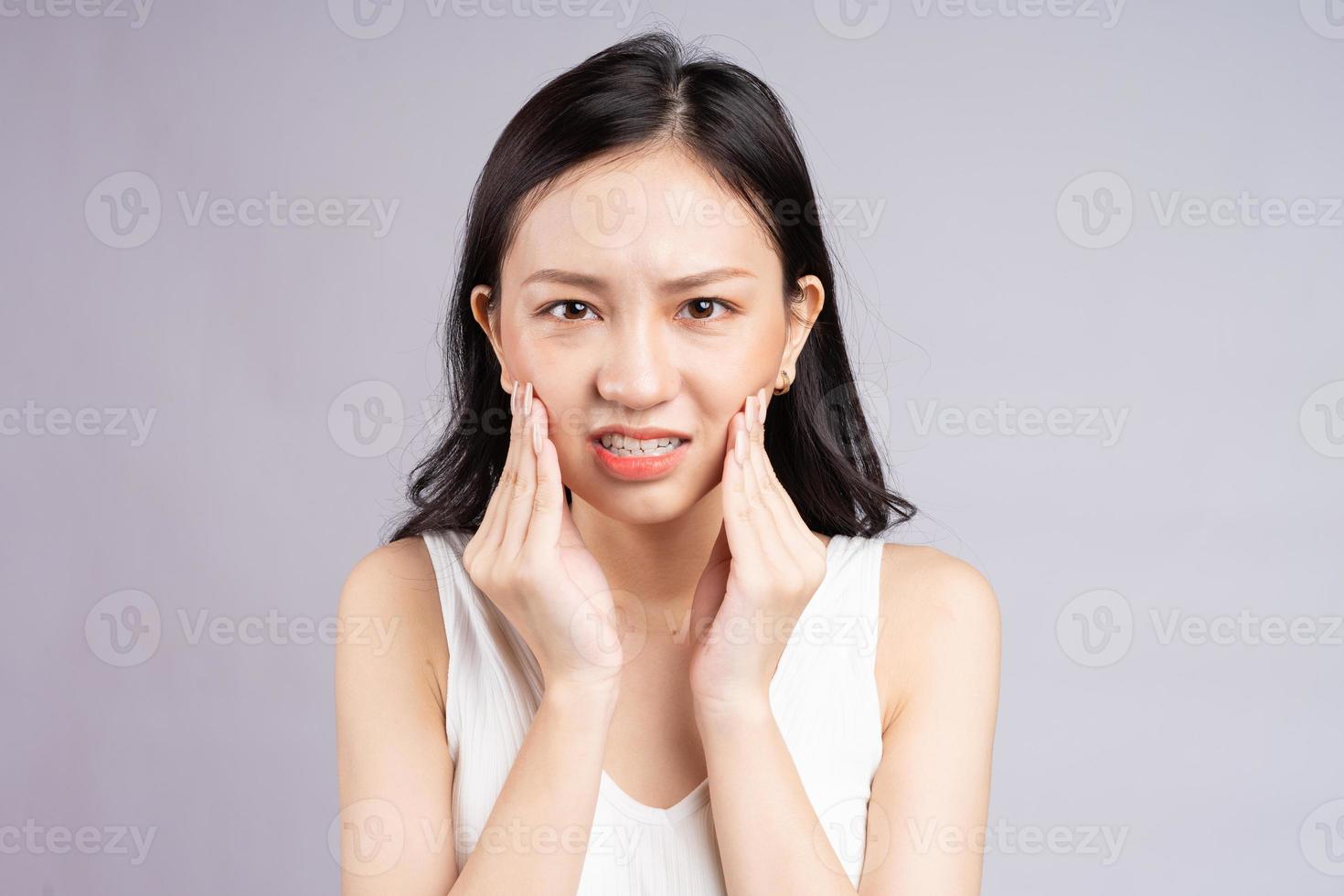 donna asiatica sente dolore a causa dei denti del giudizio wisdom foto