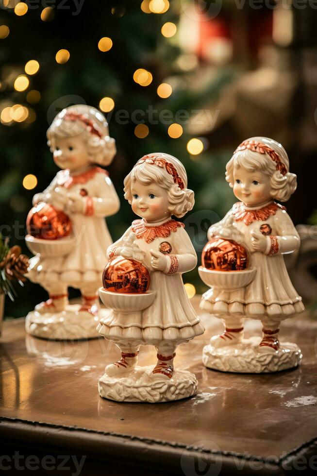 affascinante ceramica figurine riflettendo un' classico Vintage ▾ Natale annidato in mezzo il festivo arredamento foto