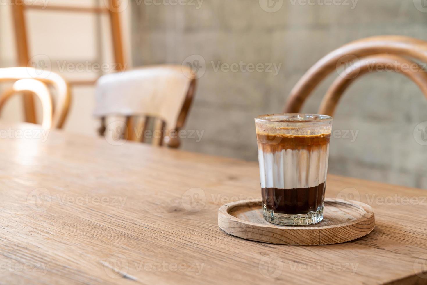 doppia tazzina sporca o caffè espresso con latte e cioccolato foto