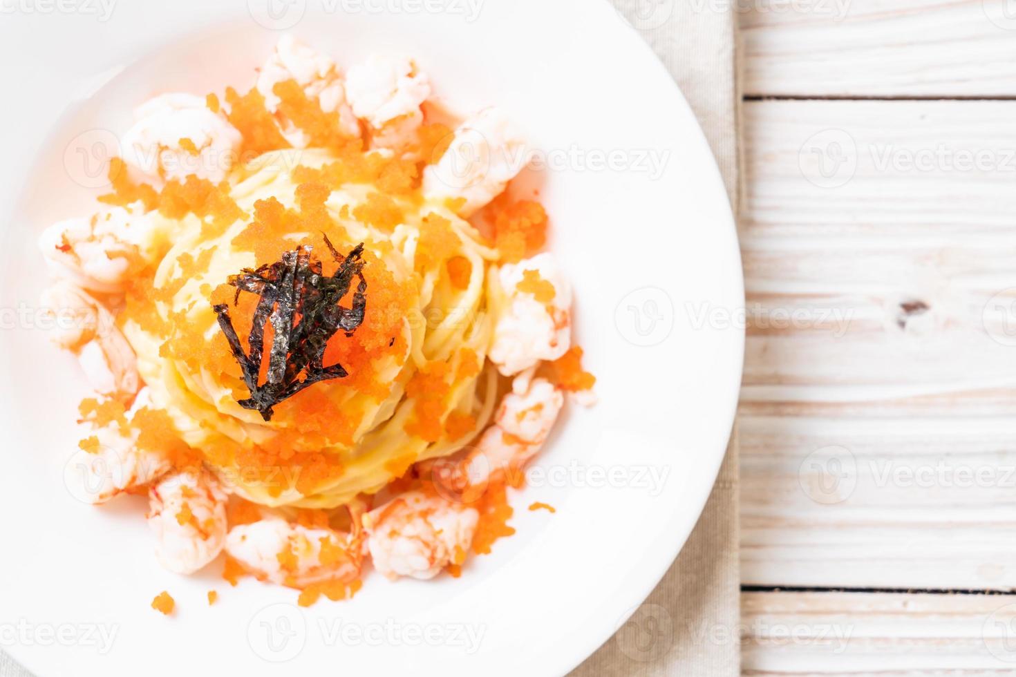 spaghetti cremosi con gamberi e uova di gamberi - fusion food style foto