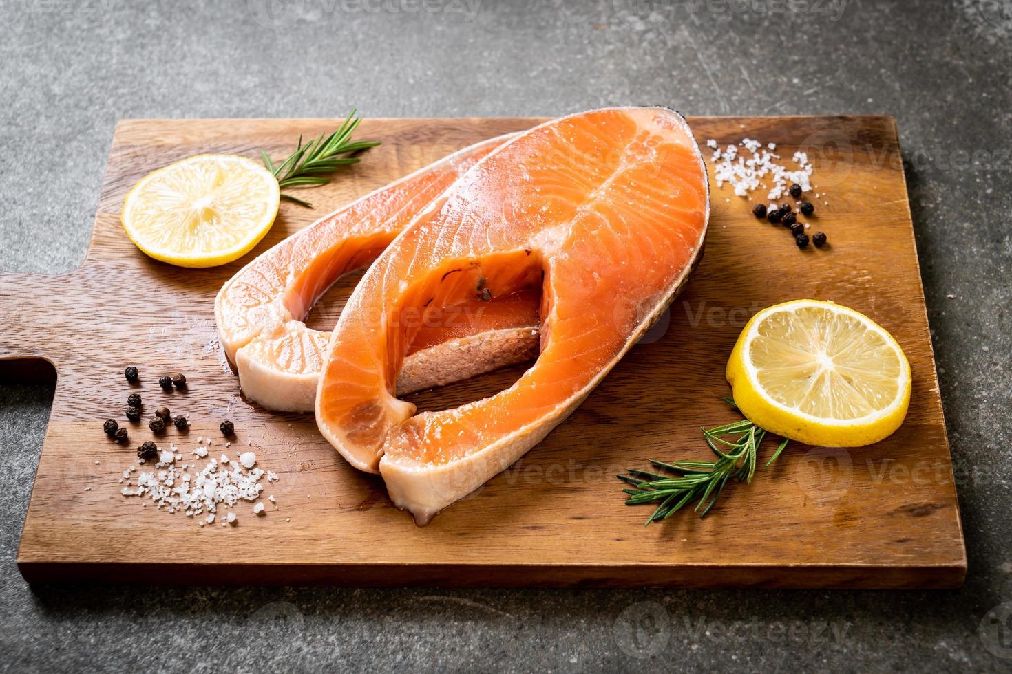 filetto di salmone crudo fresco foto