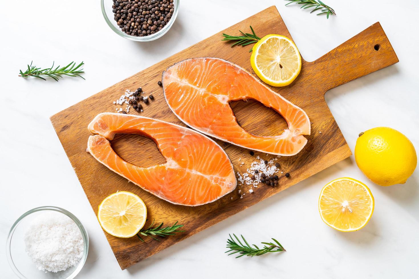 filetto di salmone crudo fresco con ingredienti a bordo foto