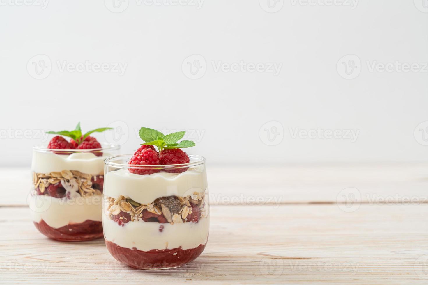 lampone fresco e yogurt con muesli - stile di cibo sano foto