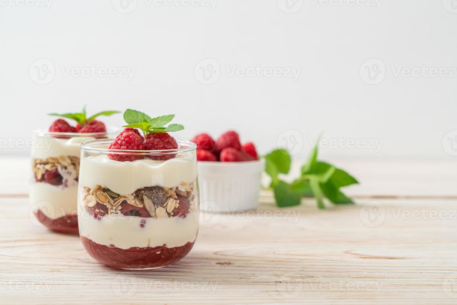 lampone fresco e yogurt con muesli - stile di cibo sano foto