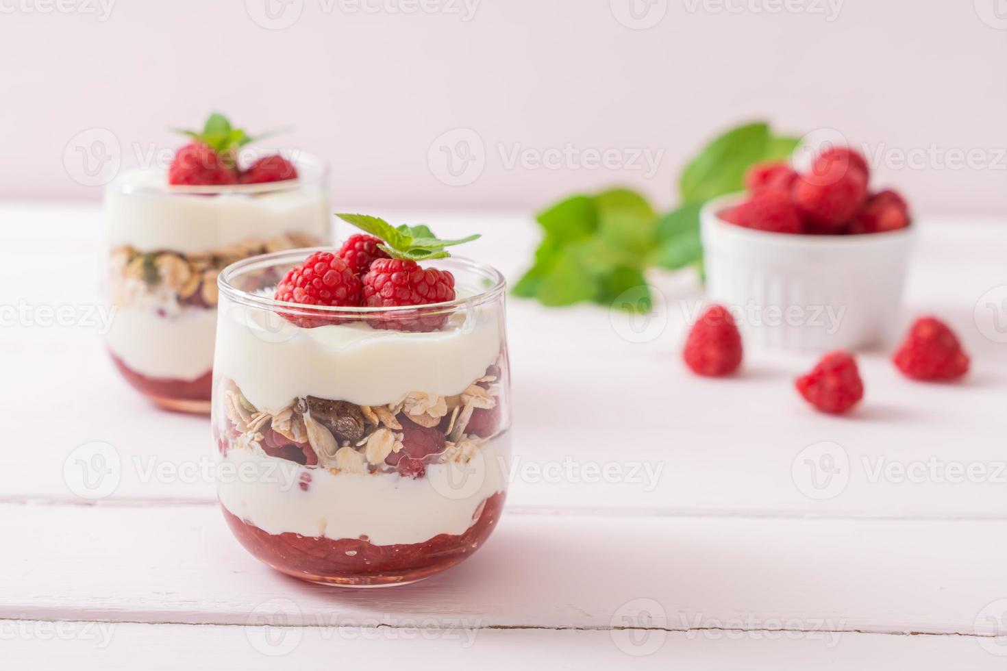 lampone fresco e yogurt con muesli - stile di cibo sano foto