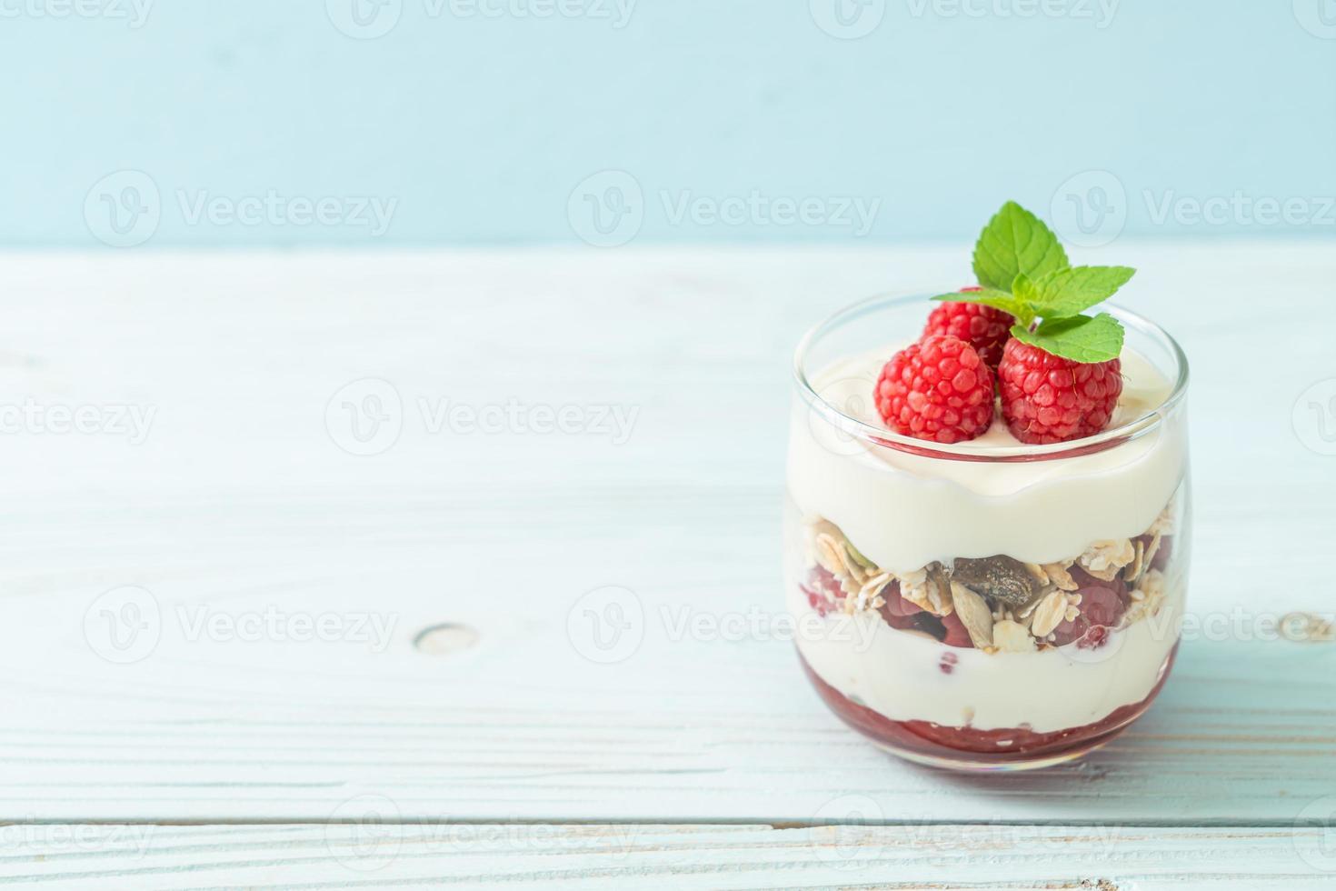 lampone fresco e yogurt con muesli - stile di cibo sano foto