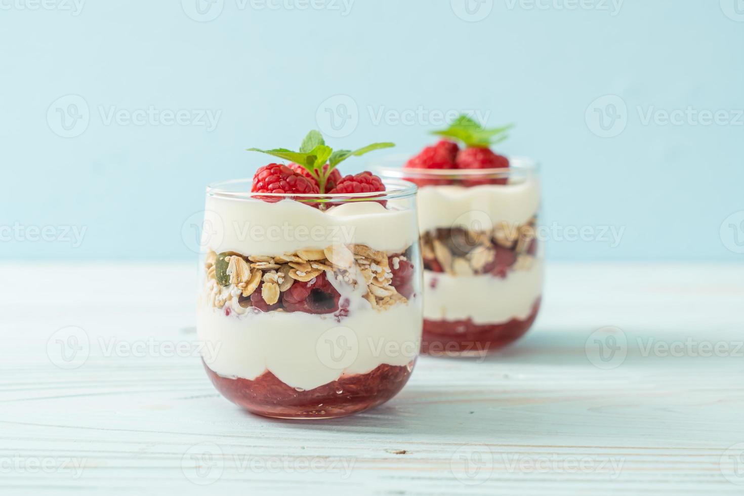 lampone fresco e yogurt con muesli - stile di cibo sano foto