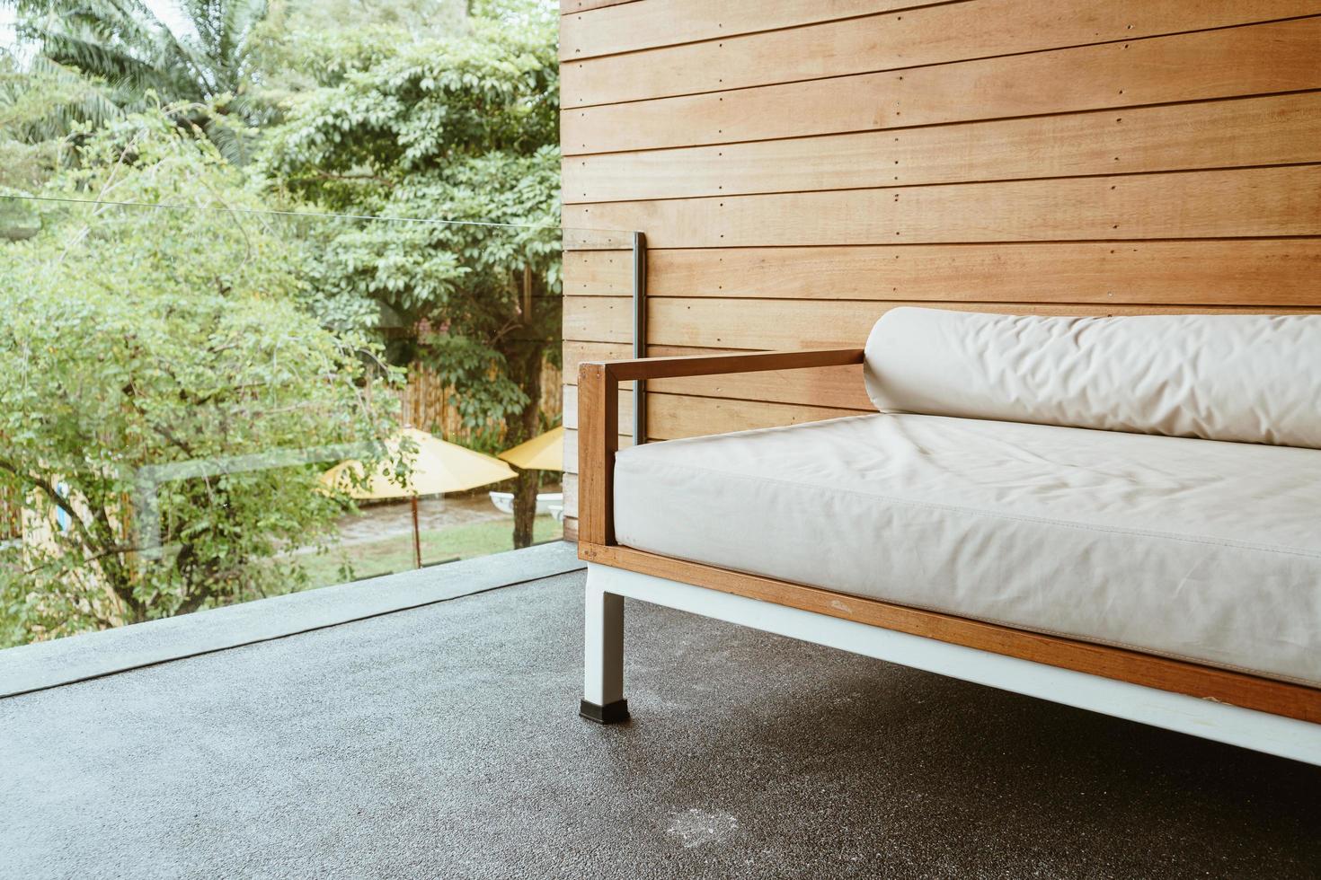 panca vuota divano o divano letto sul balcone per rilassarsi foto