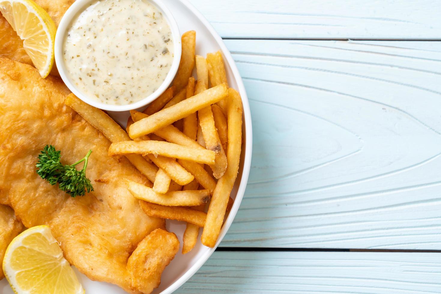 fish and chips con patatine fritte - cibo malsano foto