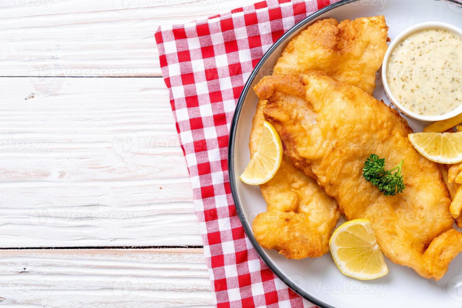 fish and chips con patatine fritte - cibo malsano foto