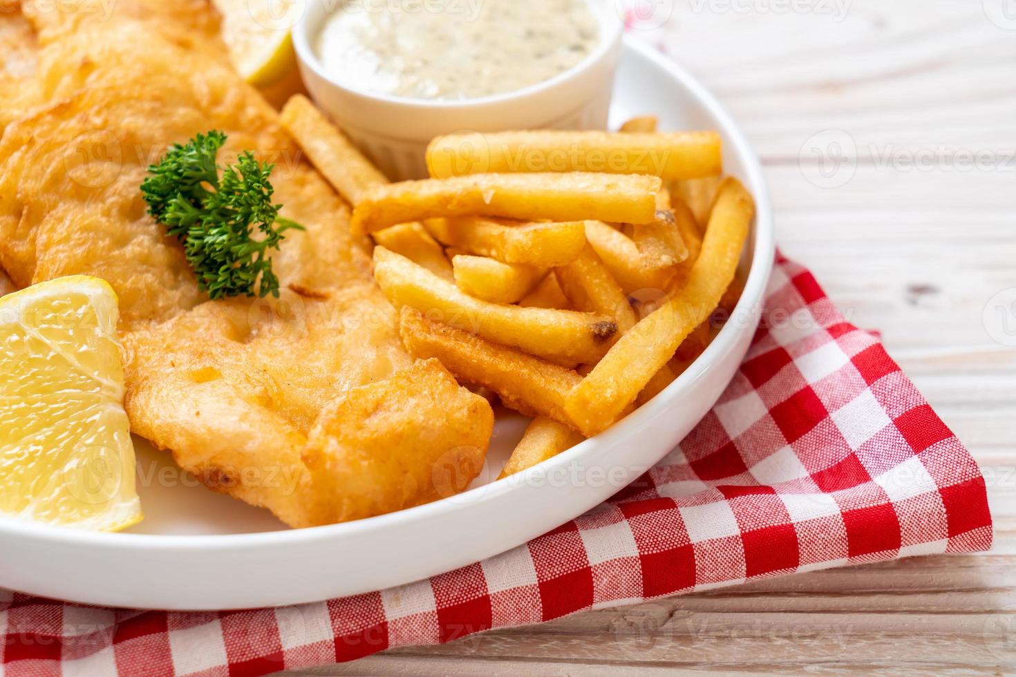 fish and chips con patatine fritte - cibo malsano foto