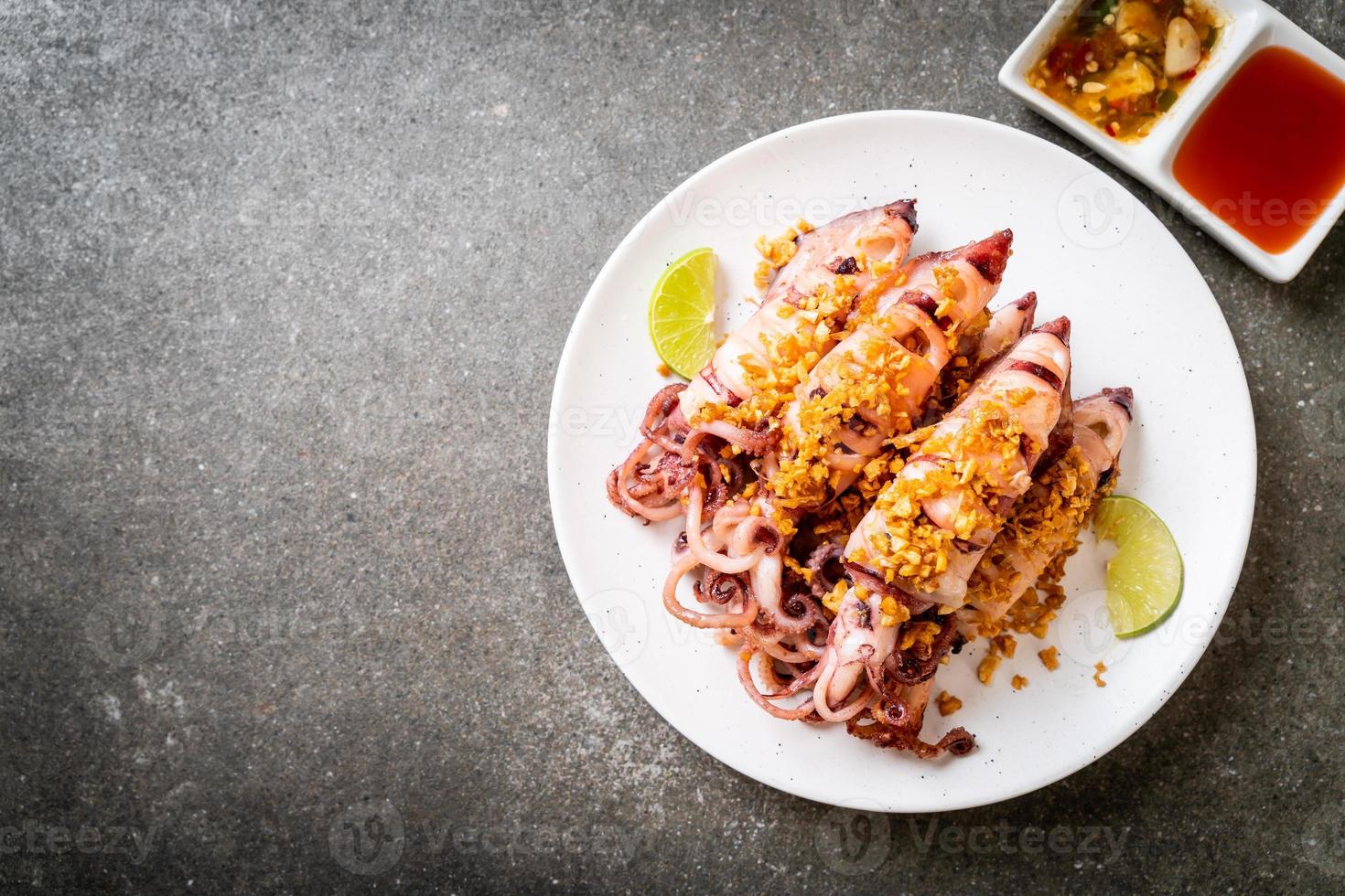 calamari fritti con aglio - stile di mare foto