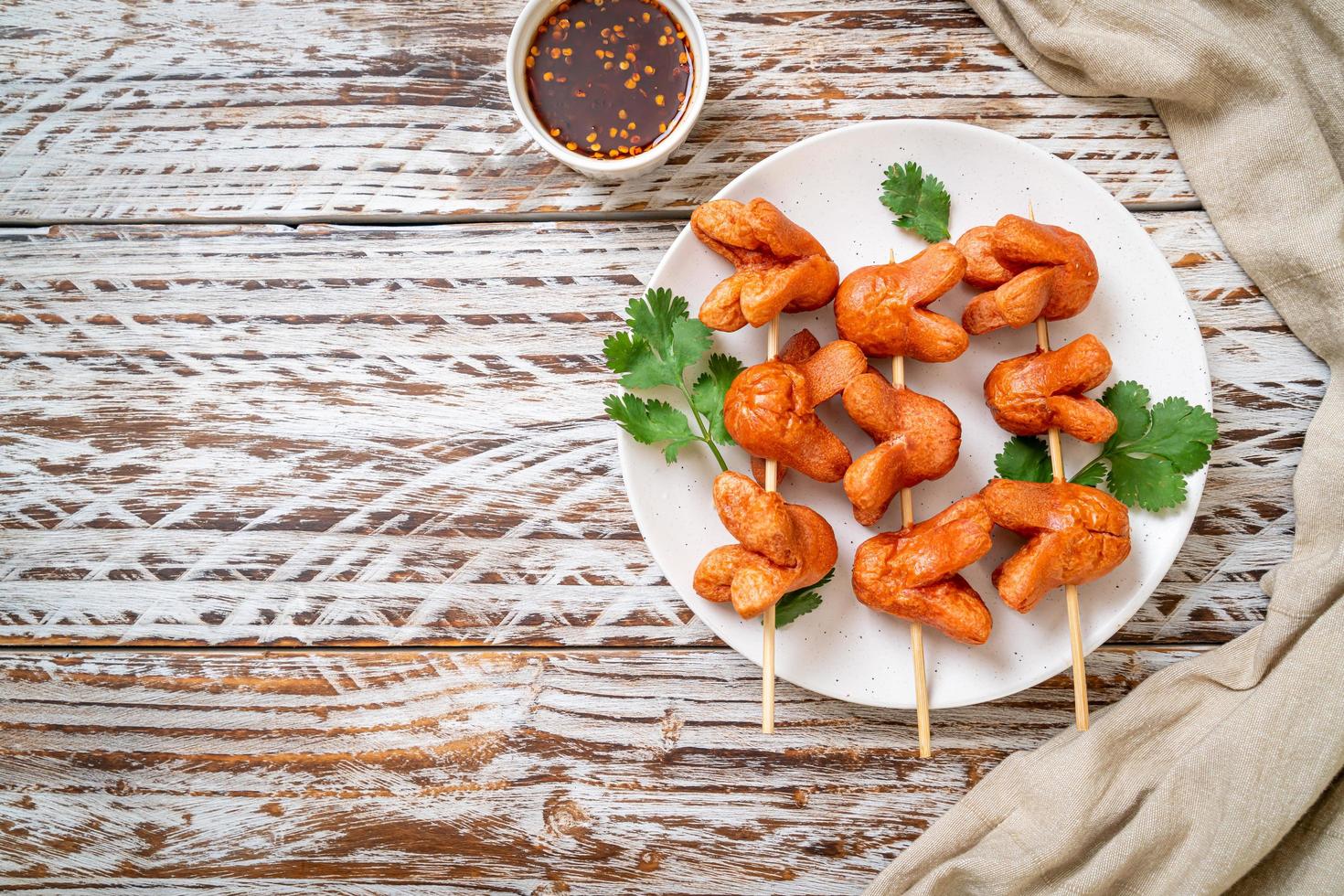 spiedino di salsiccia fritto con salsa di immersione foto