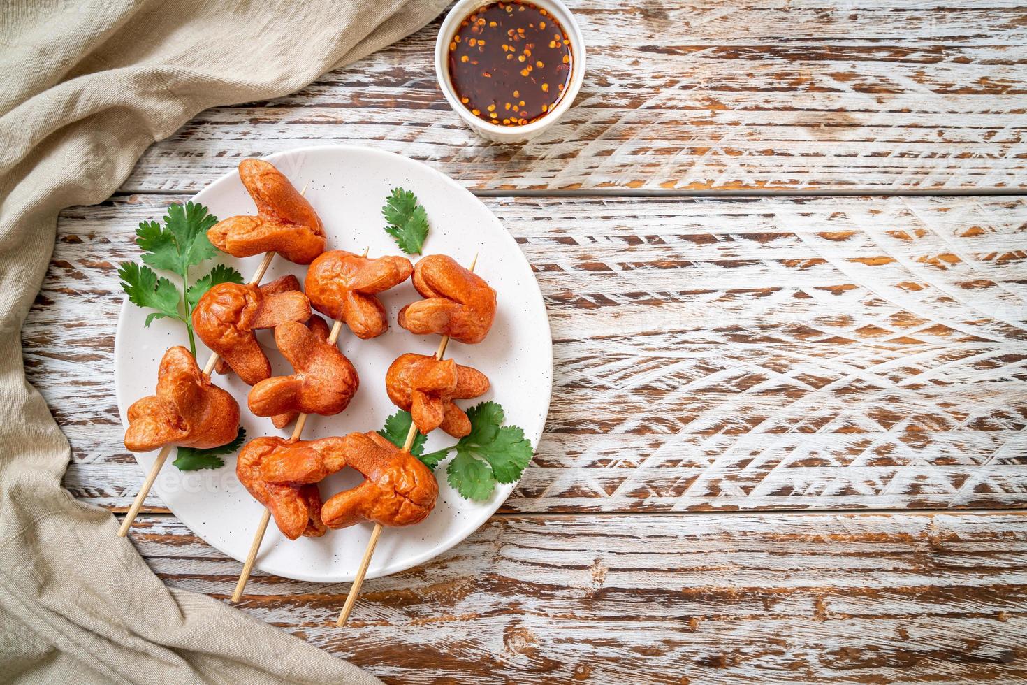 spiedino di salsiccia fritto con salsa di immersione foto