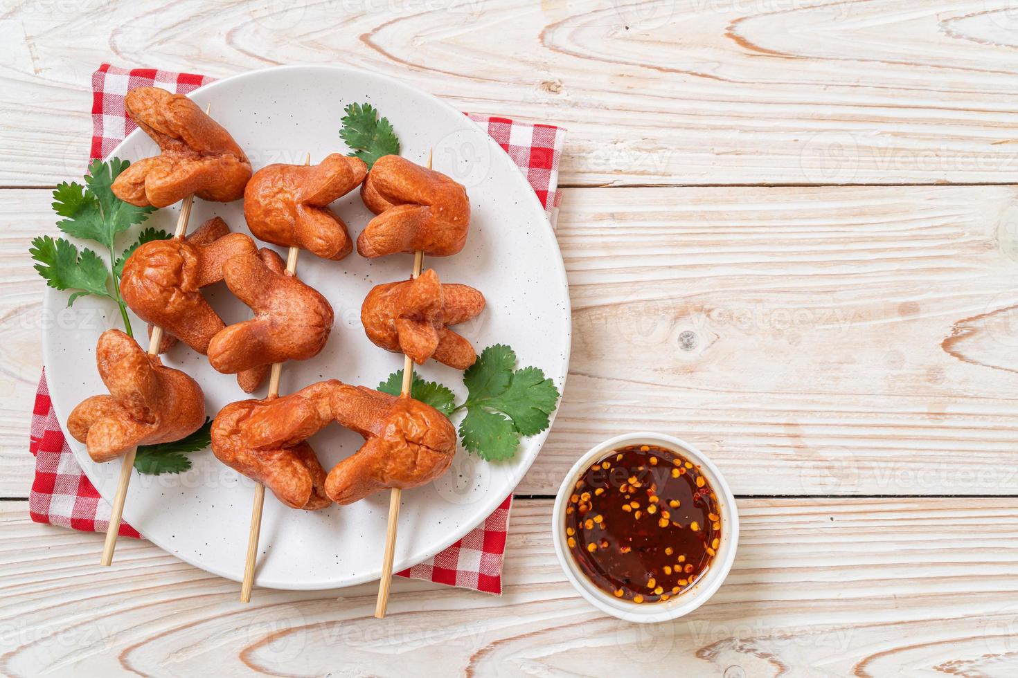 spiedino di salsiccia fritto con salsa di immersione foto