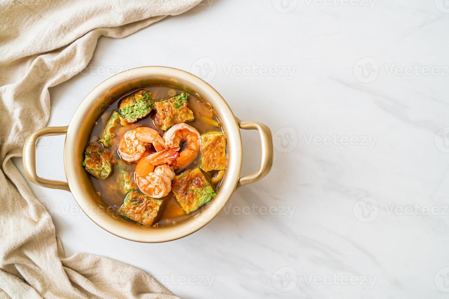 zuppa acida di pasta di tamarindo con gamberi e frittata di verdure foto