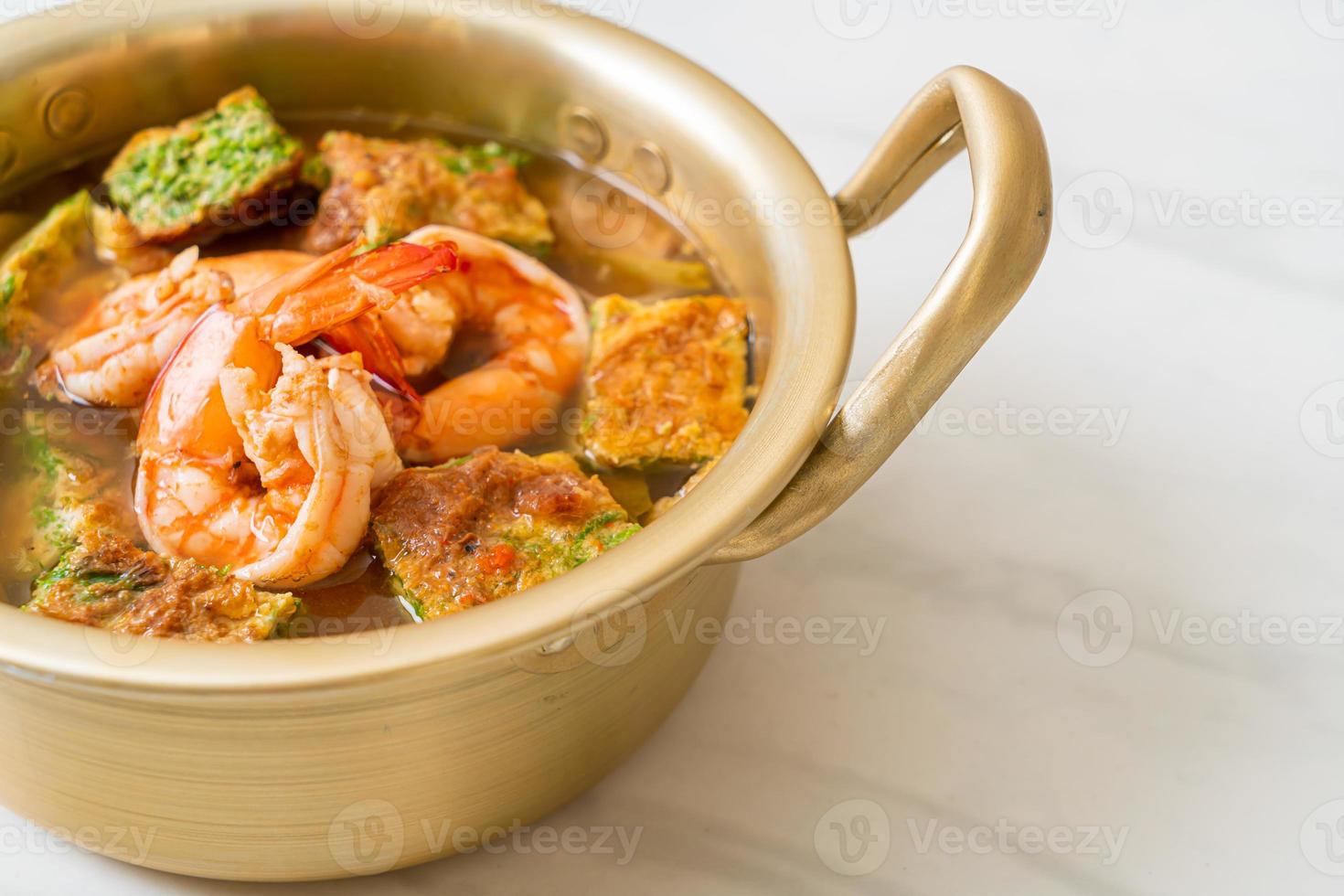 zuppa acida di pasta di tamarindo con gamberi e frittata di verdure foto