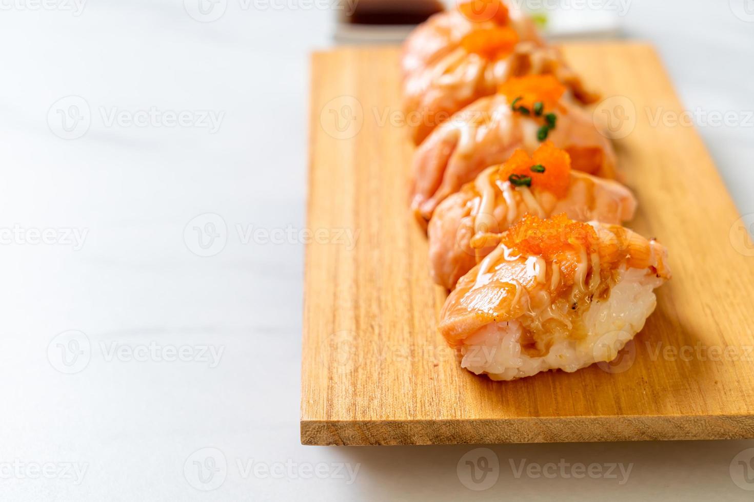 sushi di salmone alla griglia su un piatto di legno - stile cibo giapponese foto