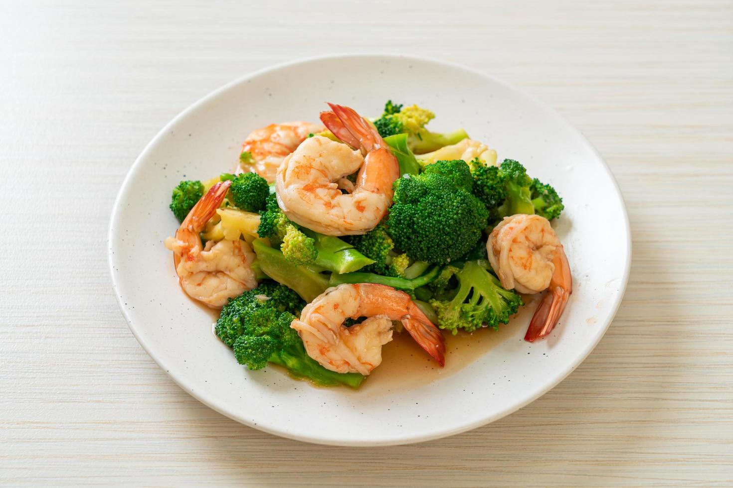 broccoli saltati in padella con gamberi - stile cibo fatto in casa foto