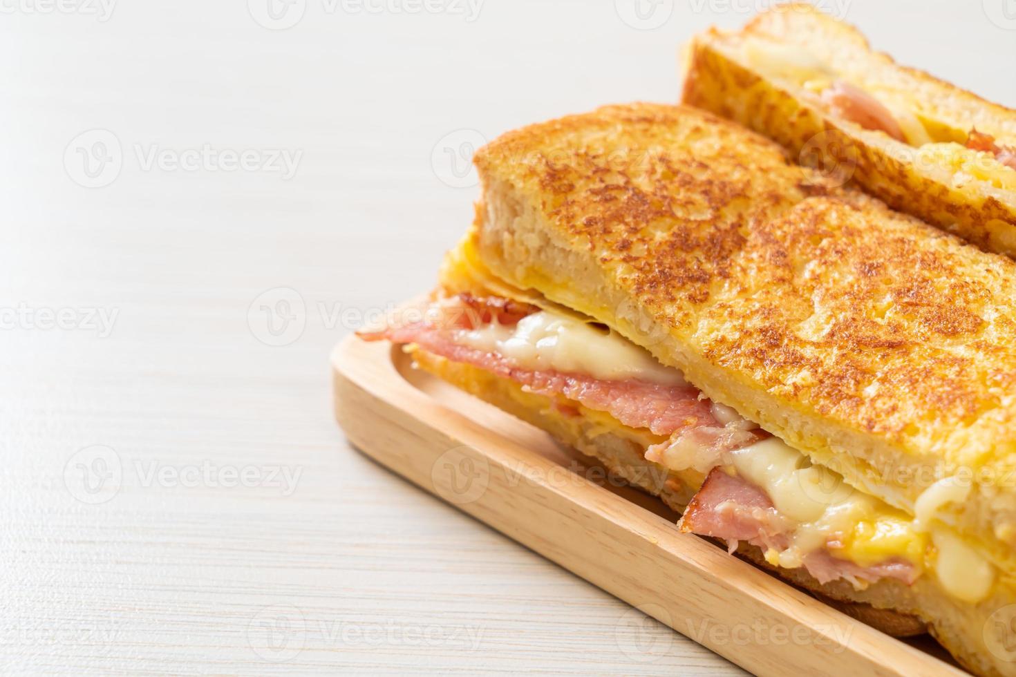 toast alla francese fatti in casa con prosciutto, pancetta e panino al formaggio con uova? foto