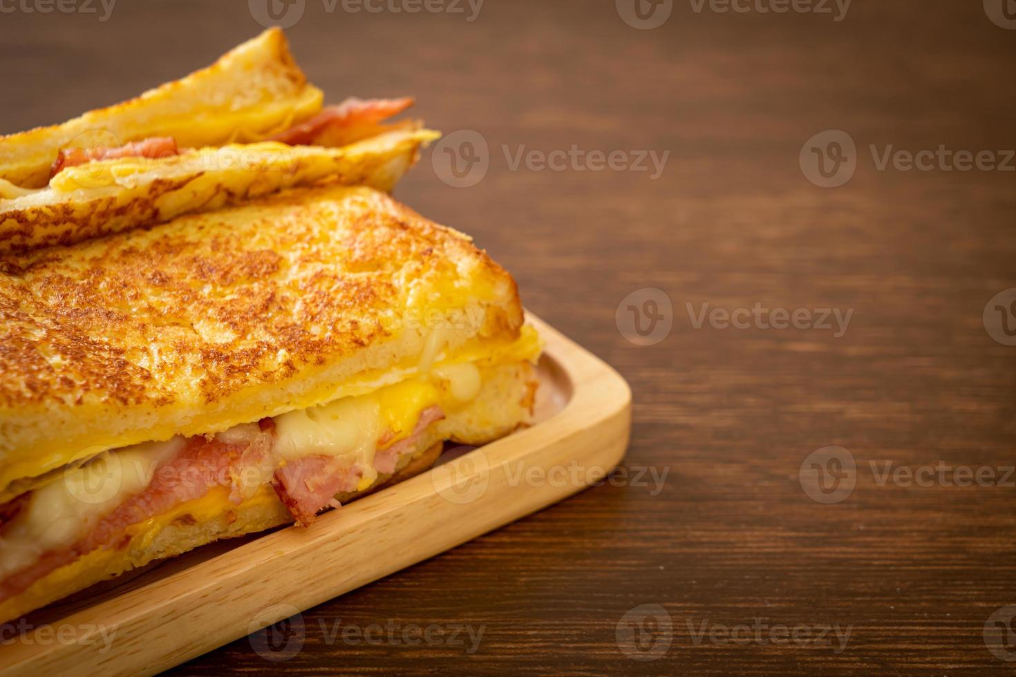 toast alla francese fatti in casa con prosciutto, pancetta e panino al formaggio con uova? foto