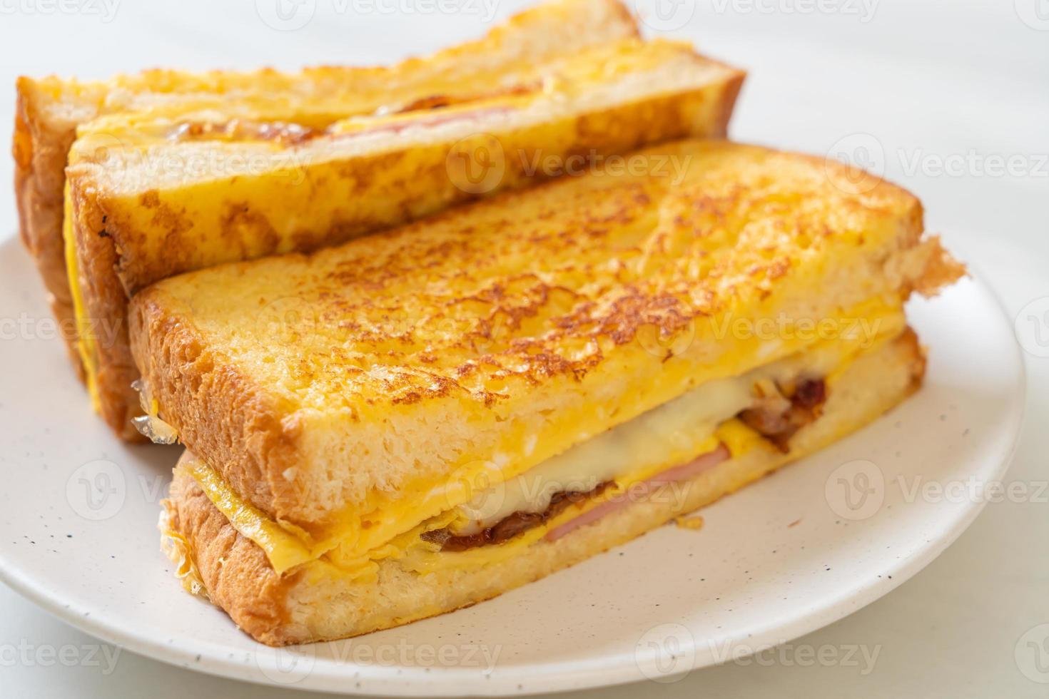toast alla francese fatti in casa con prosciutto, pancetta e panino al formaggio con uova? foto