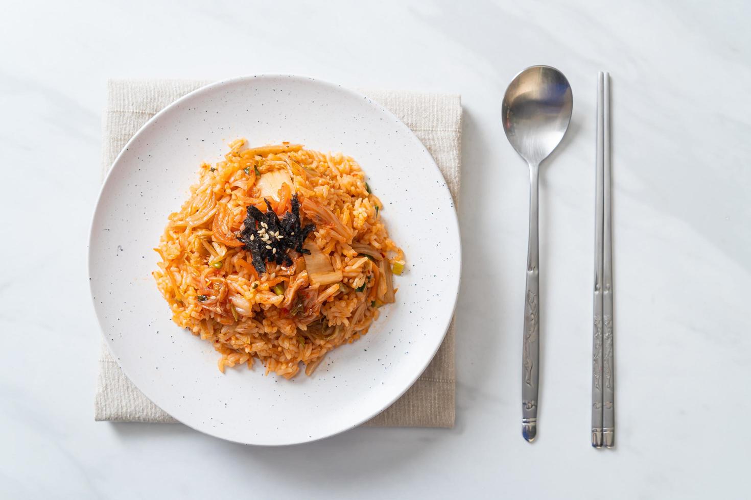 riso fritto al kimchi con alghe e sesamo bianco - stile coreano foto