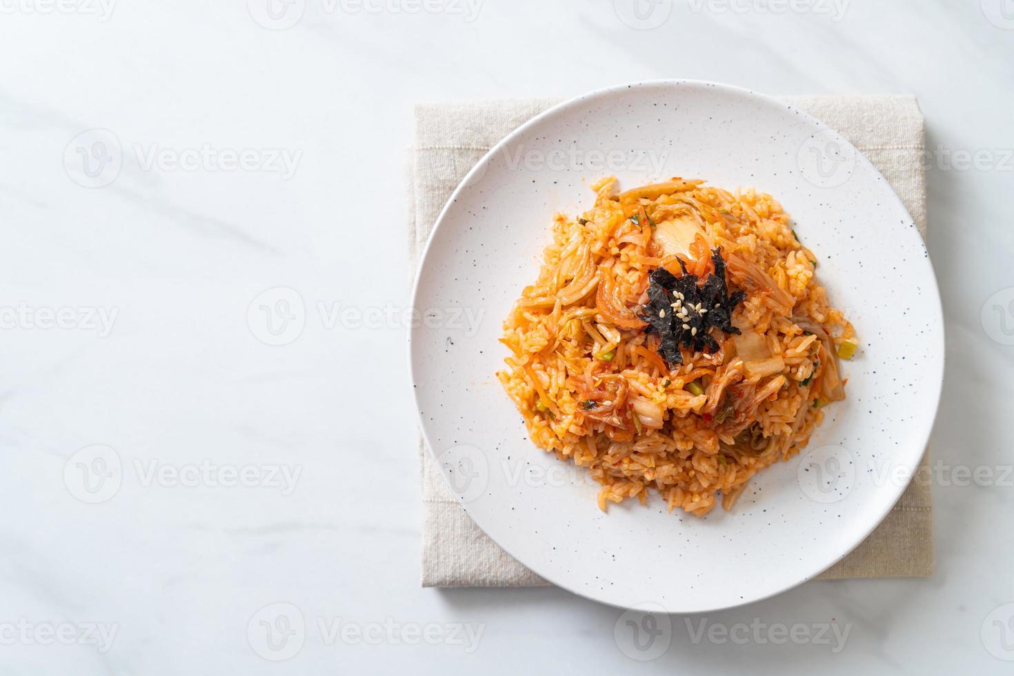 riso fritto al kimchi con alghe e sesamo bianco - stile coreano foto